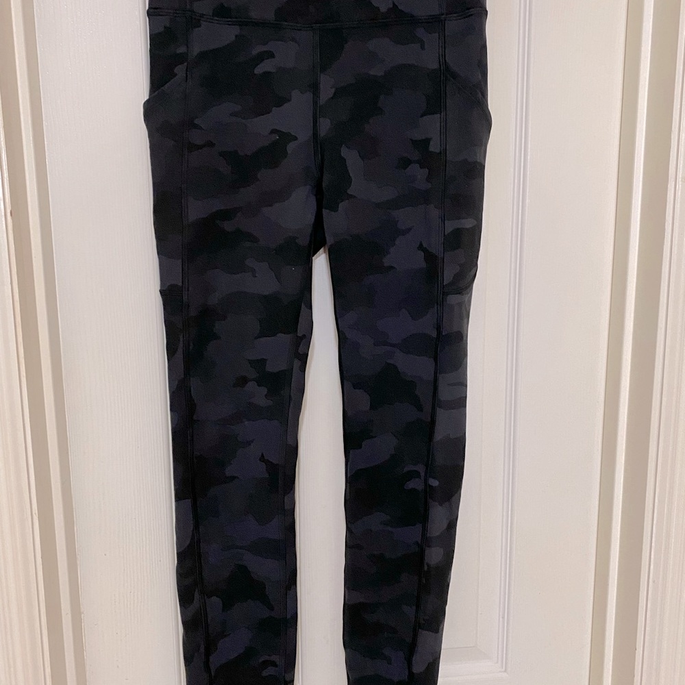 LULULEMON RUNNING LEGGINGS;subtle Black Camo;Like New;Size 6;33”Length/24”inseam